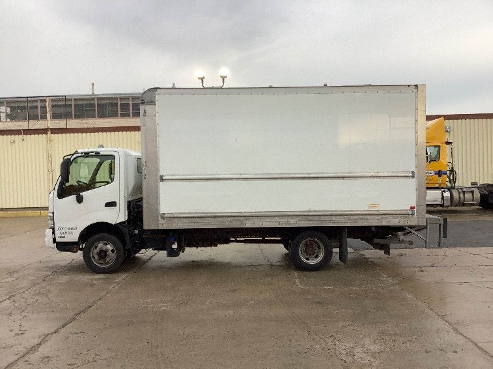 Light Duty Box Truck-Light and Medium Duty Trucks-Hino-2020-155-Winnipeg-MB-160,440\n\t\tkm-$ 51,250 - Image 4