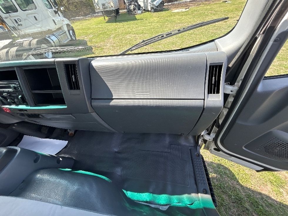 Light Duty Box Truck-Light and Medium Duty Trucks-Isuzu-2018-NPR EFI-Springfield-MO-104,415\n\t\tmiles-$ 32,750 - Image 21