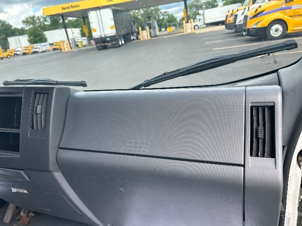 Light Duty Box Truck-Light and Medium Duty Trucks-Isuzu-2019-NPR EFI-Springfield-MA-137,774\n\t\tmiles-$ 31,000 - Image 21