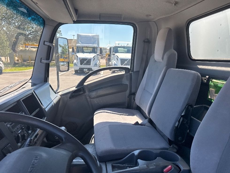 2019 Isuzu NPR photo 17