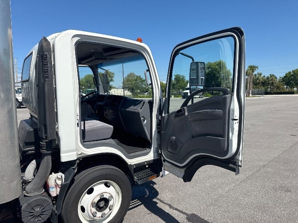 2019 Isuzu NPR photo 18