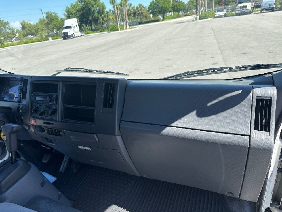 2019 Isuzu NPR photo 19