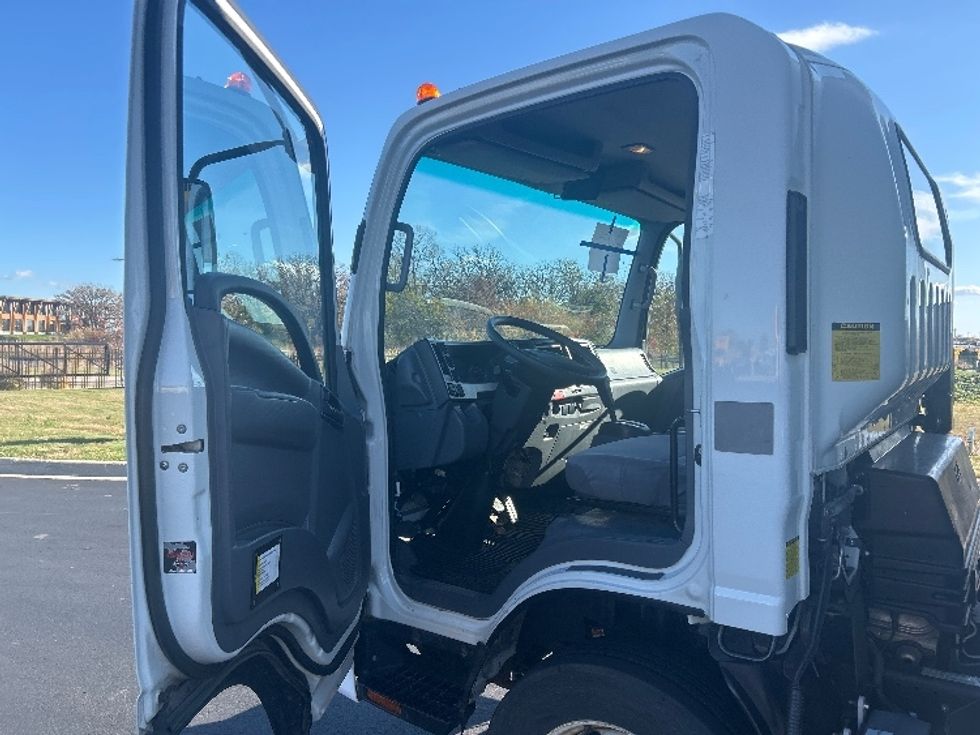 Light Duty Box Truck-Light and Medium Duty Trucks-Isuzu-2019-NPR EFI-Windsor-WI-65,044\n\t\tmiles-$ 37,250 - Image 16