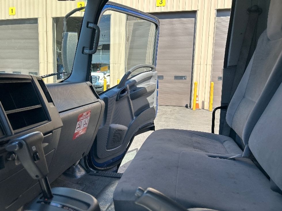 Light Duty Box Truck-Light and Medium Duty Trucks-Isuzu-2019-NPR-Kent-WA-135,222\n\t\tmiles-$ 36,000 - Image 17