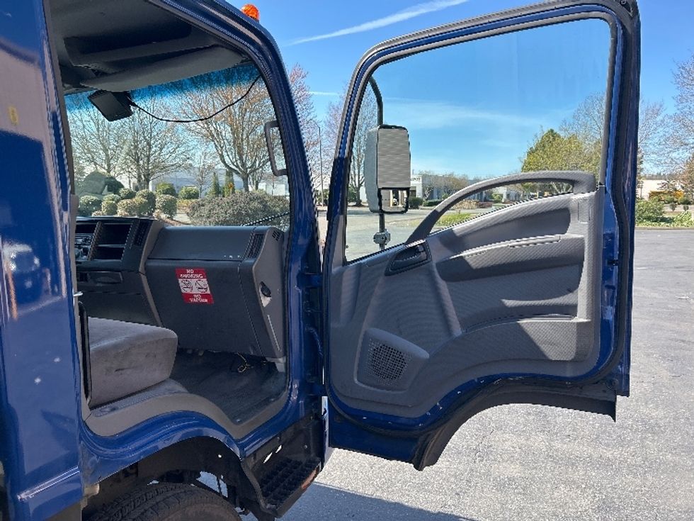 Light Duty Box Truck-Light and Medium Duty Trucks-Isuzu-2019-NPR-Kent-WA-135,222\n\t\tmiles-$ 36,000 - Image 18