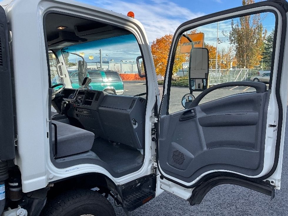 Light Duty Box Truck-Light and Medium Duty Trucks-Isuzu-2019-NPR-Portland-OR-90,240\n\t\tmiles-$ 41,250 - Image 17