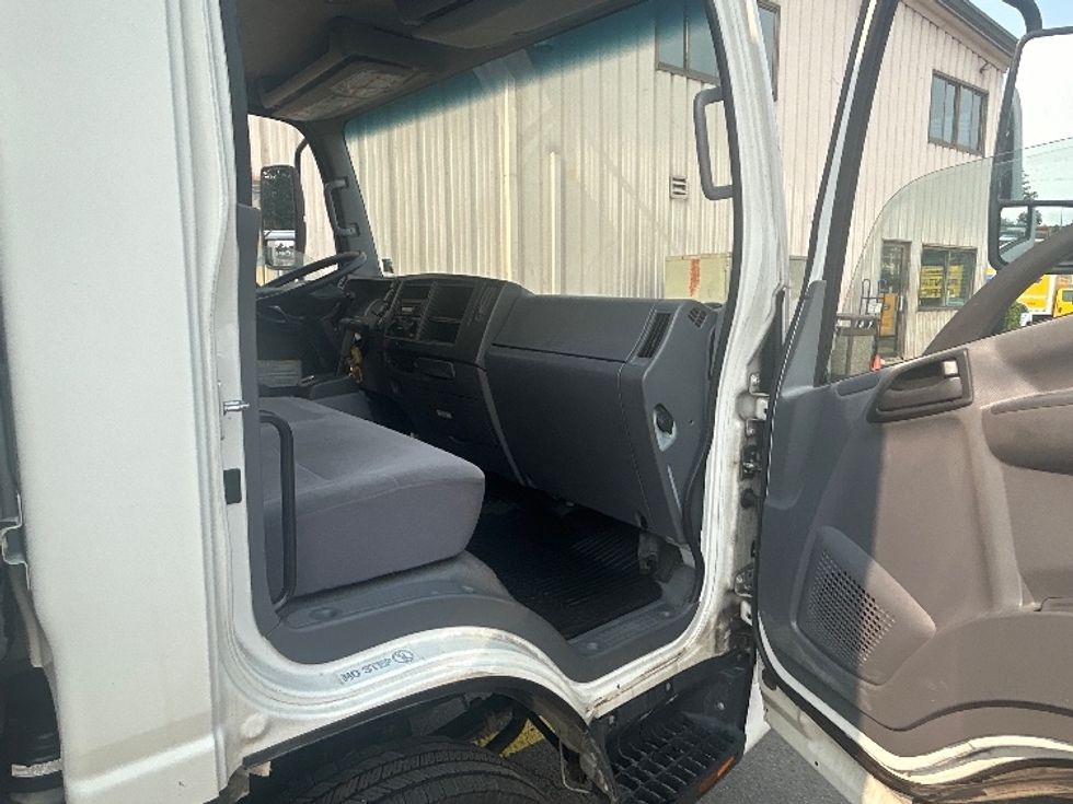 Light Duty Box Truck-Light and Medium Duty Trucks-Isuzu-2020-NPR-Alexandria-VA-167,169\n\t\tmiles-$ 30,750 - Image 19