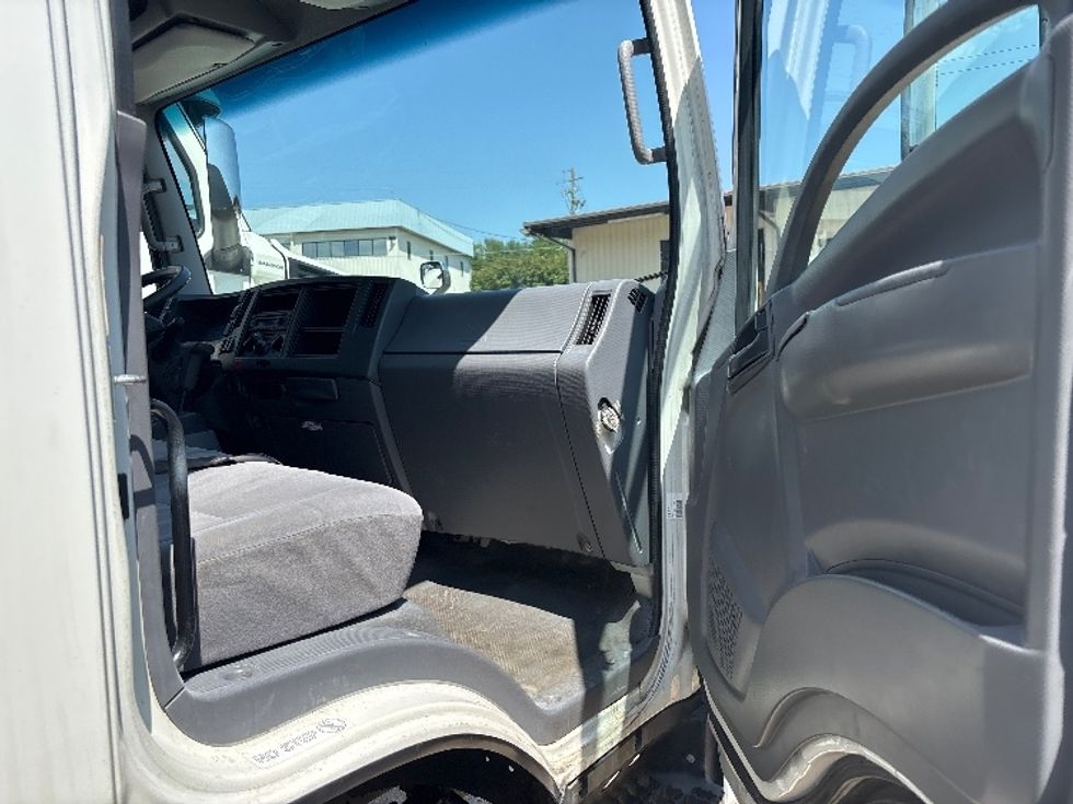 2020 Isuzu NPR photo 18
