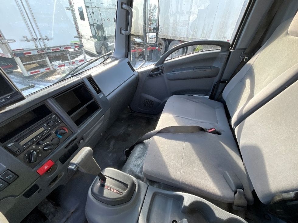 Light Duty Box Truck-Light and Medium Duty Trucks-Isuzu-2020-NPR EFI-Boucherville-PQ-225,600\n\t\tkm-$ 38,500 - Image 19