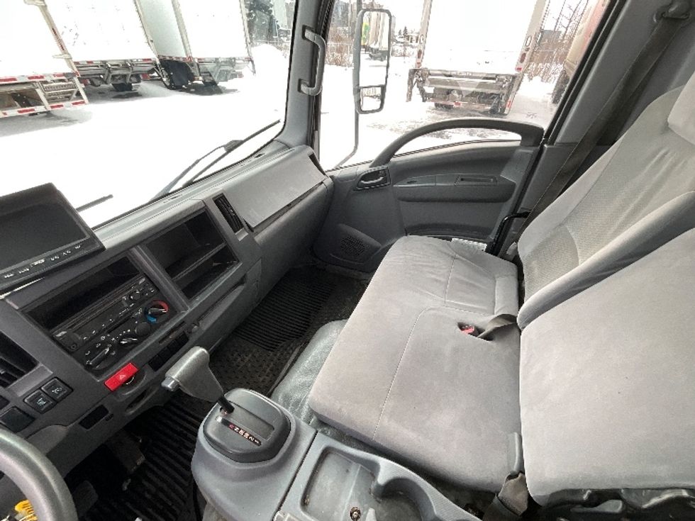 Light Duty Box Truck-Light and Medium Duty Trucks-Isuzu-2020-NPR EFI-Boucherville-PQ-299,845\n\t\tkm-$ 25,000 - Image 18