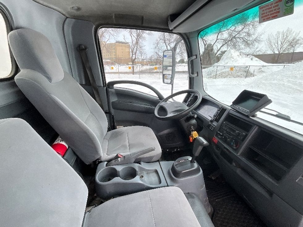 Light Duty Box Truck-Light and Medium Duty Trucks-Isuzu-2020-NPR EFI-Boucherville-PQ-299,845\n\t\tkm-$ 25,000 - Image 21