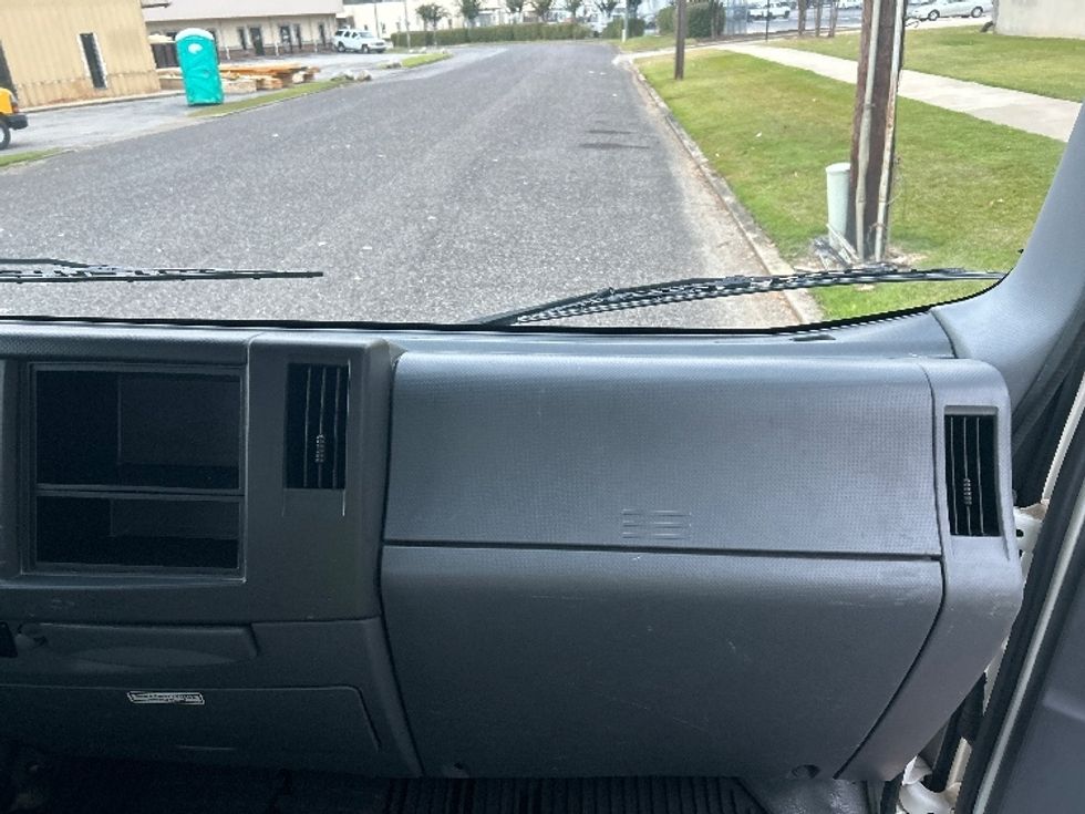 Light Duty Box Truck-Light and Medium Duty Trucks-Isuzu-2020-NPR EFI-Hueytown-AL-125,228\n\t\tmiles-$ 35,750 - Image 21