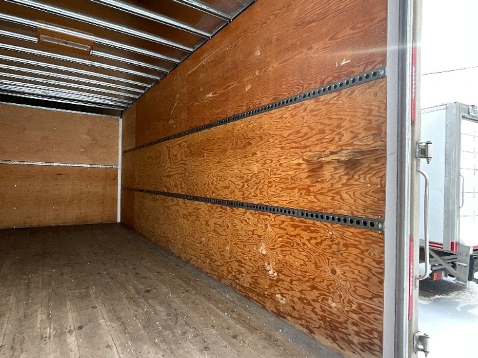 Light Duty Box Truck-Light and Medium Duty Trucks-Isuzu-2020-NPR EFI-Montreal-PQ-247,513\n\t\tkm-$ 34,500 - Image 12