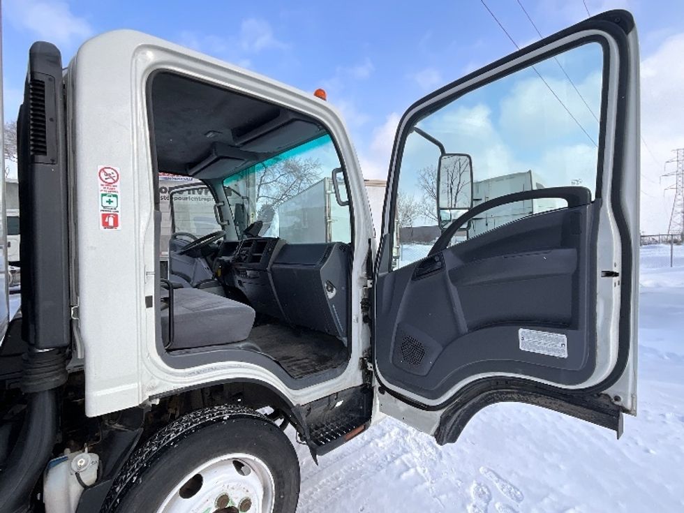 Light Duty Box Truck-Light and Medium Duty Trucks-Isuzu-2020-NPR EFI-Montreal-PQ-247,513\n\t\tkm-$ 34,500 - Image 17