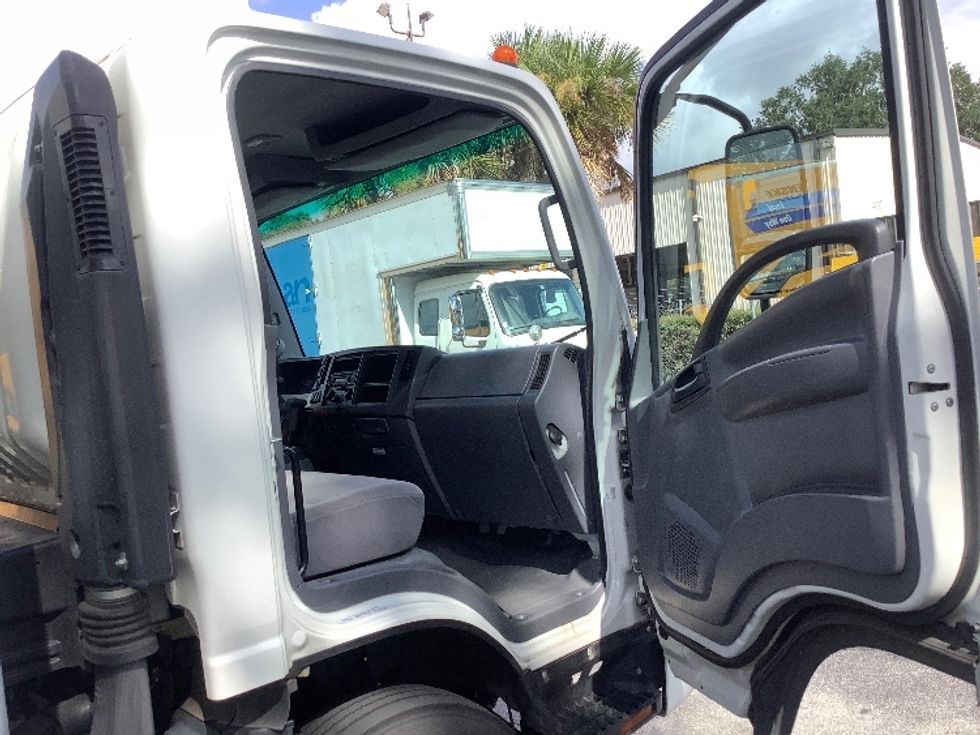 2020 Isuzu NPR photo 17