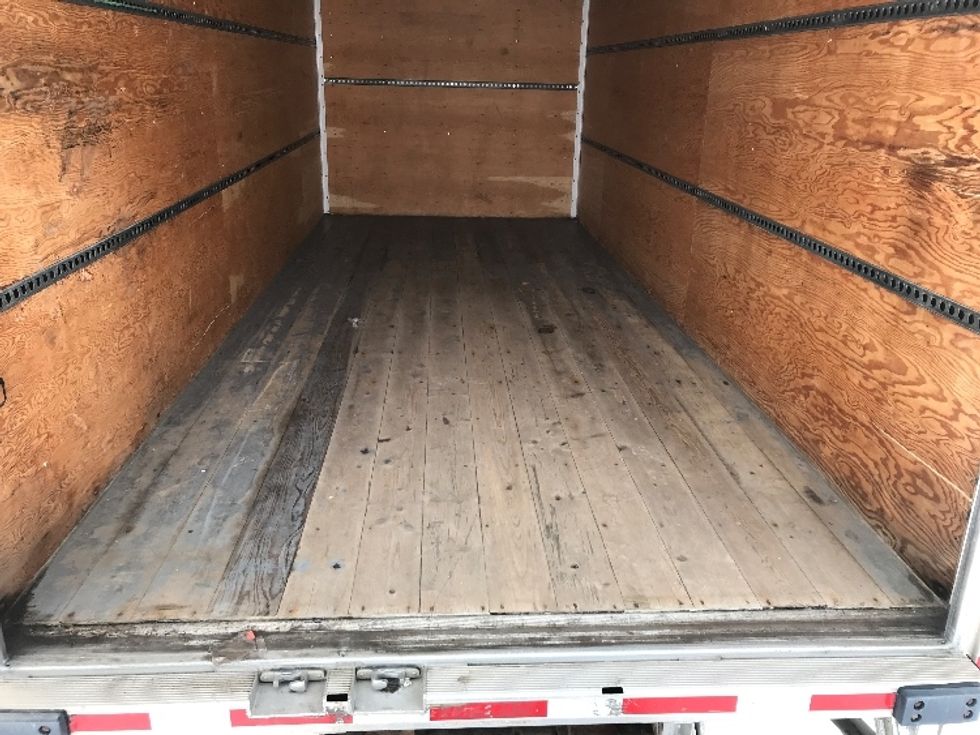 Light Duty Box Truck-Light and Medium Duty Trucks-Isuzu-2020-NPR EFI-Ste-Foy-PQ-241,708\n\t\tkm-$ 35,500 - Image 10