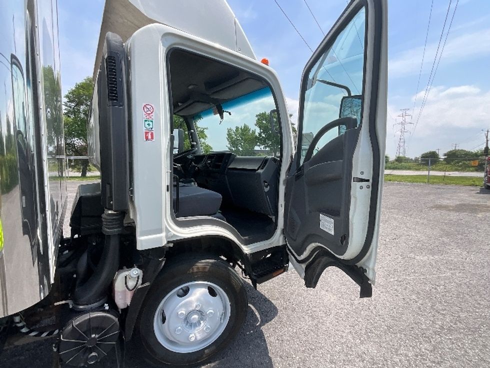 Light Duty Box Truck-Light and Medium Duty Trucks-Isuzu-2021-NPR EFI-Boucherville-PQ-178,139\n\t\tkm-$ 46,000 - Image 20