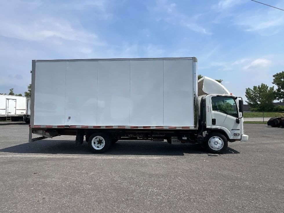 Light Duty Box Truck-Light and Medium Duty Trucks-Isuzu-2021-NPR EFI-Boucherville-PQ-178,139\n\t\tkm-$ 46,000 - Image 3
