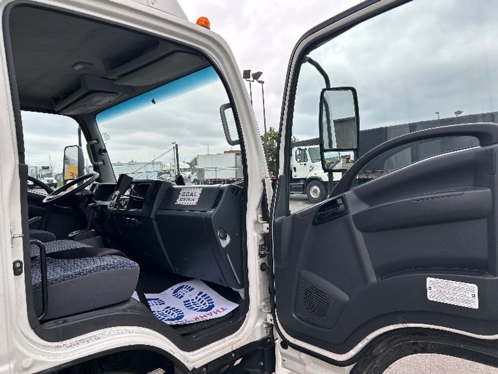 Light Duty Box Truck-Light and Medium Duty Trucks-Isuzu-2022-NPRXD-Mississauga-ON-92,874\n\t\tkm-$ 71,750 - Image 19