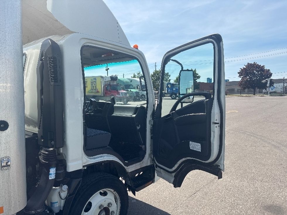 Light Duty Box Truck-Light and Medium Duty Trucks-Isuzu-2022-NPRXD-Mississauga-ON-96,535\n\t\tkm-$ 66,500 - Image 19