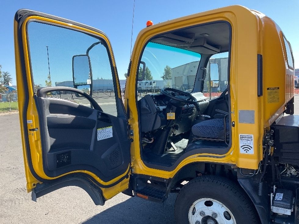 Light Duty Box Truck-Light and Medium Duty Trucks-Isuzu-2023-NPR-Stockton-CA-123,245\n\t\tmiles-$ 46,750 - Image 16