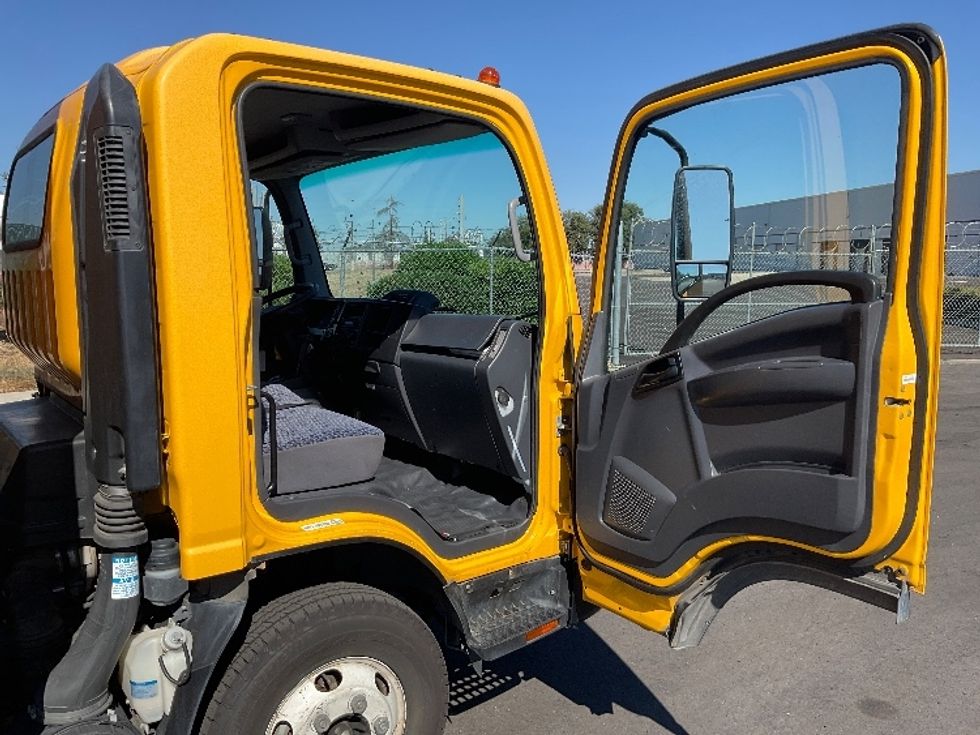 Light Duty Box Truck-Light and Medium Duty Trucks-Isuzu-2023-NPR-Stockton-CA-123,245\n\t\tmiles-$ 46,750 - Image 20