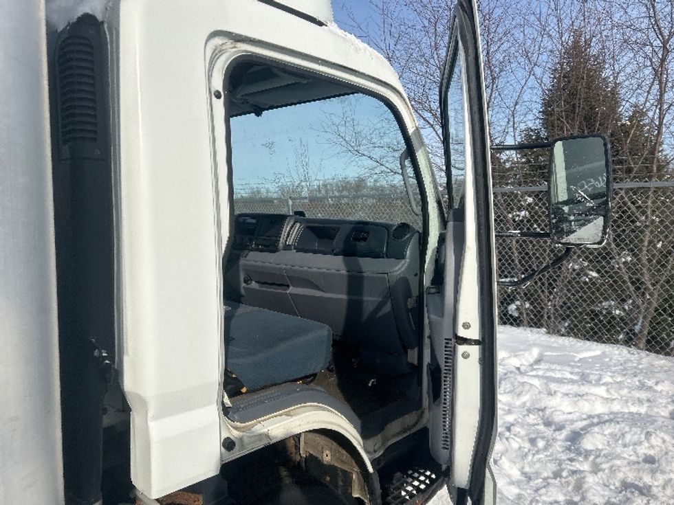 Light Duty Box Truck-Light and Medium Duty Trucks-Mitsubishi-2017-FUSO FE160-Londonderry-NH-141,656\n\t\tmiles-$ 13,000 - Image 20