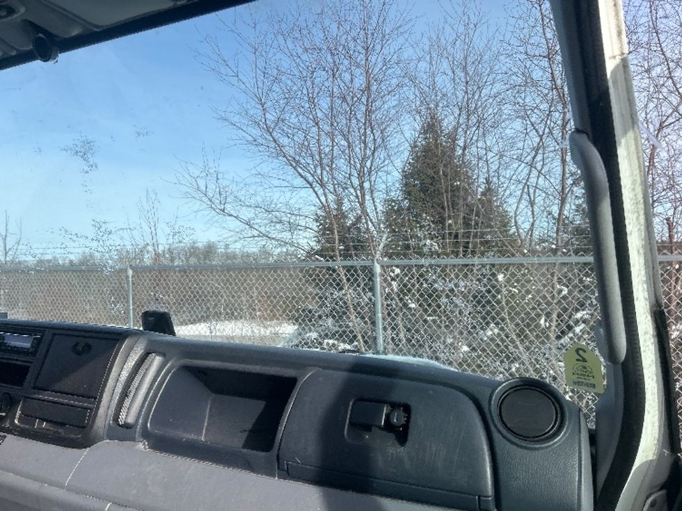 Light Duty Box Truck-Light and Medium Duty Trucks-Mitsubishi-2017-FUSO FE160-Londonderry-NH-141,656\n\t\tmiles-$ 13,000 - Image 21