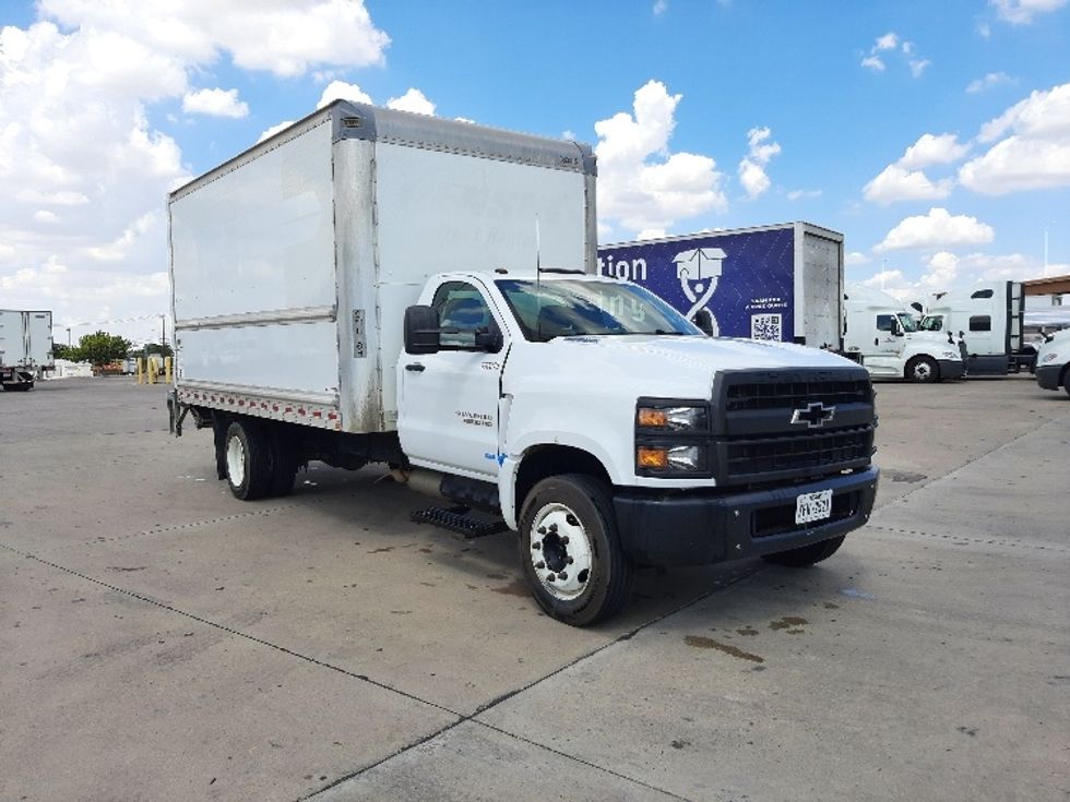 Medium Duty Box Truck-Light and Medium Duty Trucks-Chevrolet-2020-SILVERAD-Fort Worth-TX-106,419\n\t\tmiles-$ 36,000 - Image 1