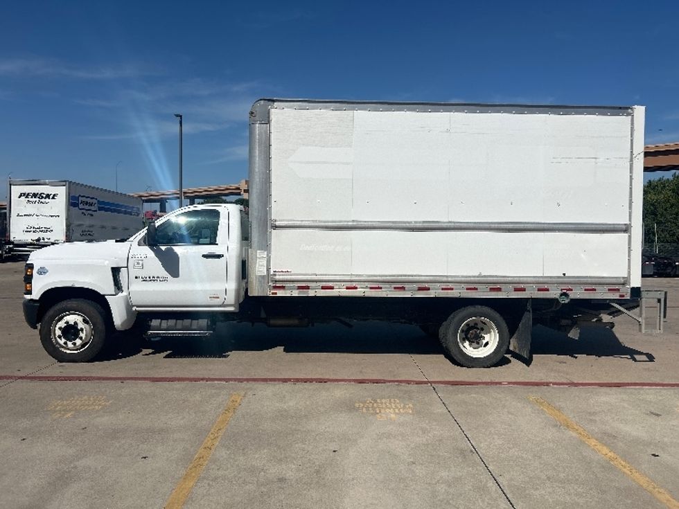 Medium Duty Box Truck-Light and Medium Duty Trucks-Chevrolet-2020-SILVERAD-Fort Worth-TX-106,419\n\t\tmiles-$ 36,000 - Image 4