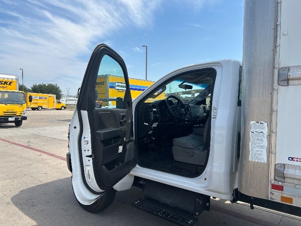 Medium Duty Box Truck-Light and Medium Duty Trucks-Chevrolet-2020-SILVERAD-Fort Worth-TX-107,796\n\t\tmiles-$ 35,750 - Image 16
