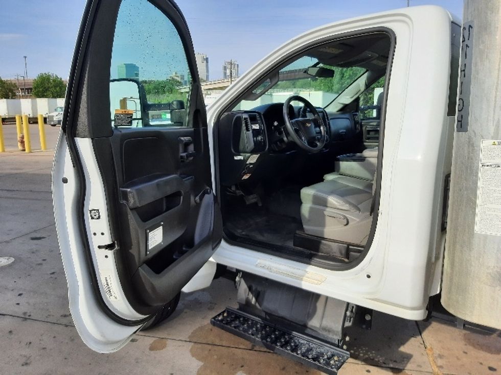Medium Duty Box Truck-Light and Medium Duty Trucks-Chevrolet-2020-SILVERAD-Fort Worth-TX-109,034\n\t\tmiles-$ 35,750 - Image 16
