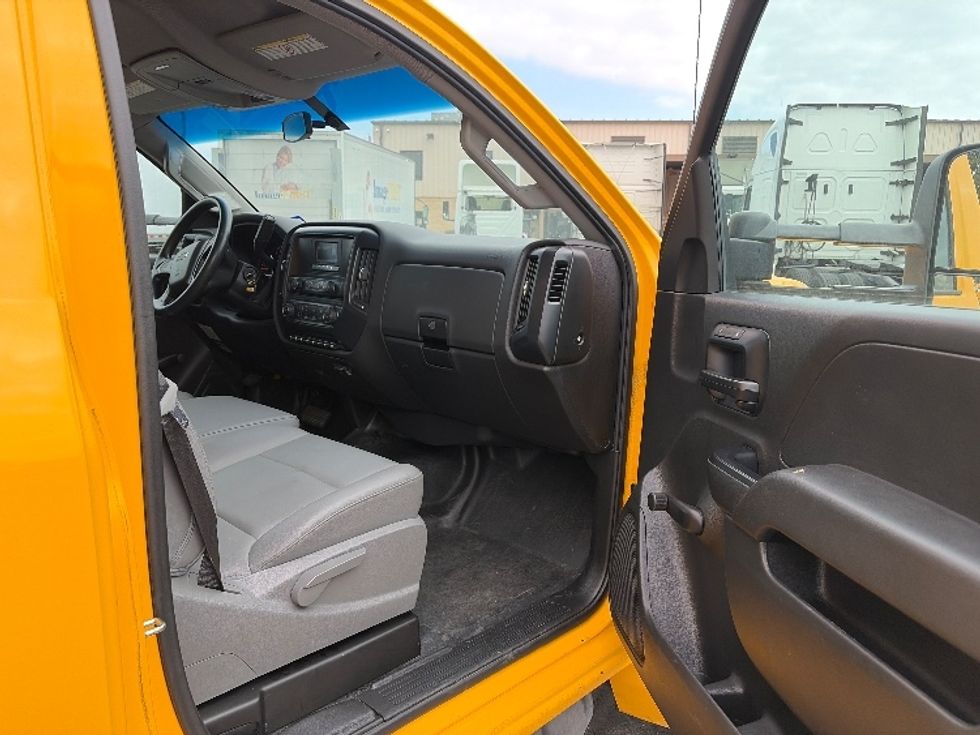 Medium Duty Box Truck-Light and Medium Duty Trucks-Chevrolet-2021-SILVERAD-San Antonio-TX-151,035\n\t\tmiles-$ 39,000 - Image 20