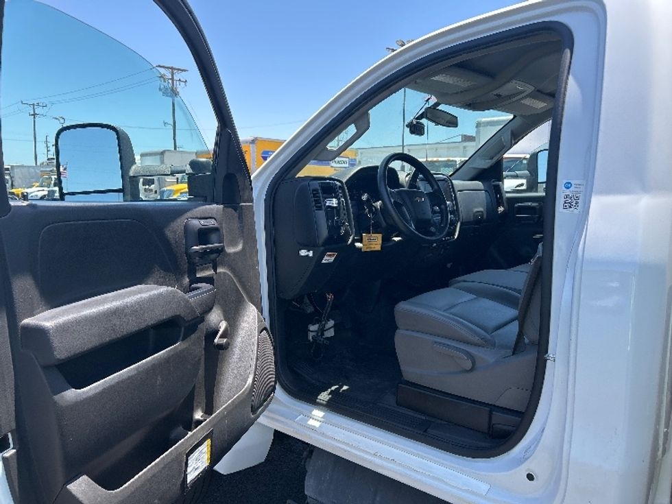 Medium Duty Box Truck-Light and Medium Duty Trucks-Chevrolet-2021-SILVERAD-Torrance-CA-68,909\n\t\tmiles-$ 41,500 - Image 16