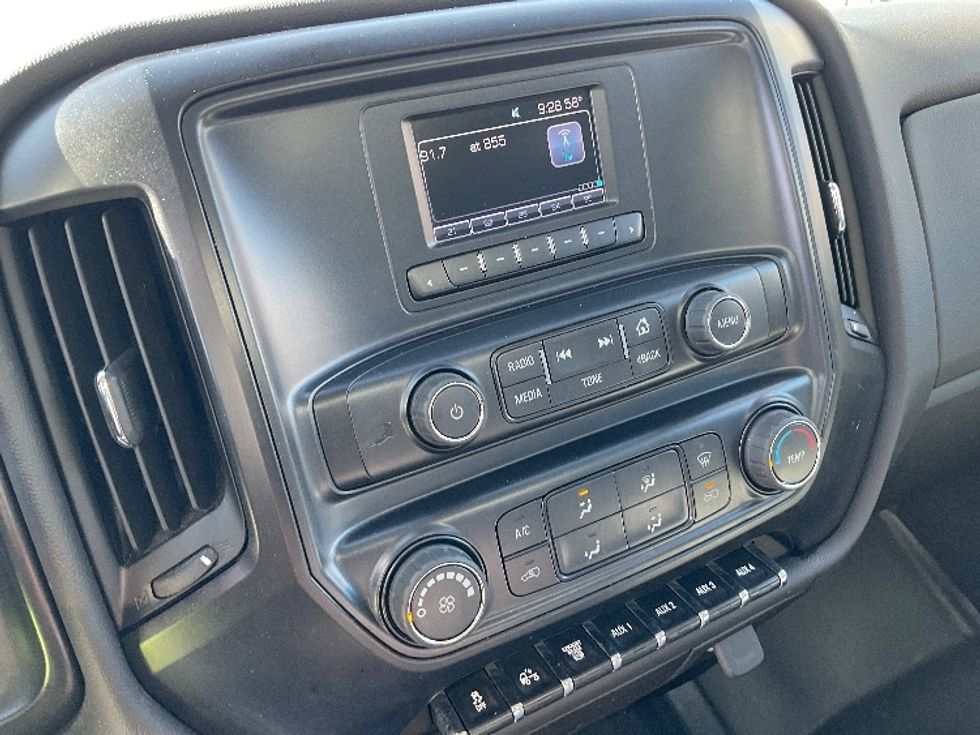 Medium Duty Box Truck-Light and Medium Duty Trucks-Chevrolet-2023-SILVERAD-Tulsa-OK-49,314\n\t\tmiles-$ 57,500 - Image 25