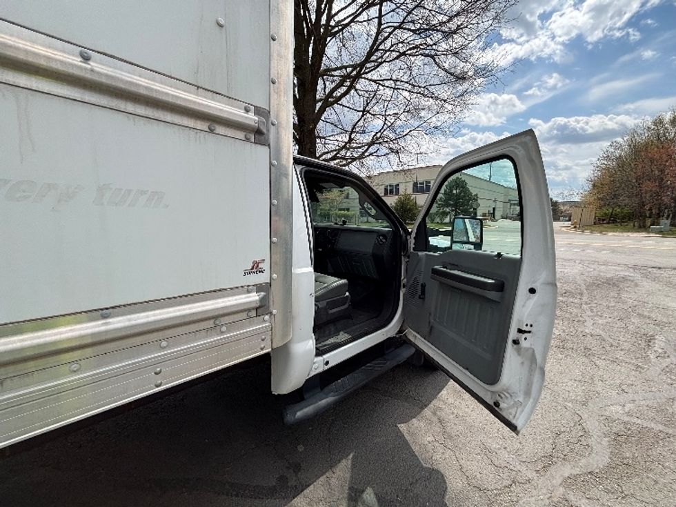 Medium Duty Box Truck-Light and Medium Duty Trucks-Ford-2015-F450-Manassas-VA-57,604\n\t\tmiles-$ 32,250 - Image 17