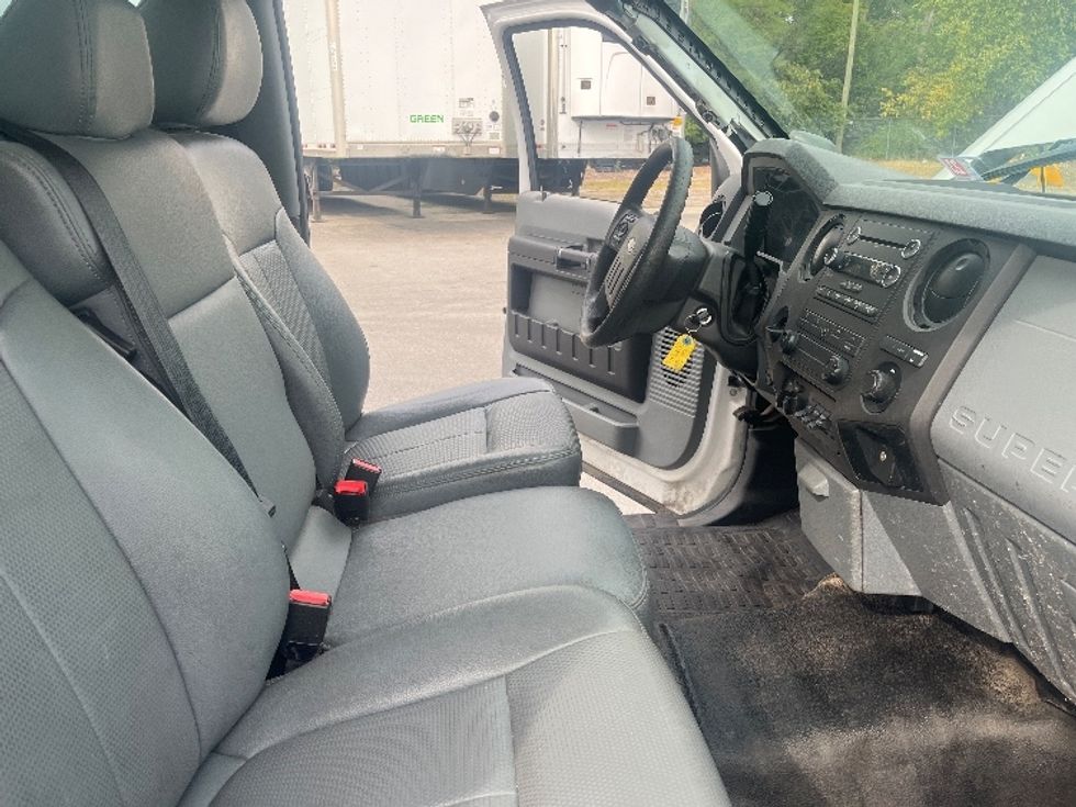 Medium Duty Box Truck-Light and Medium Duty Trucks-Ford-2015-F550-Fort Wayne-IN-196,169\n\t\tmiles-$ 10,750 - Image 21