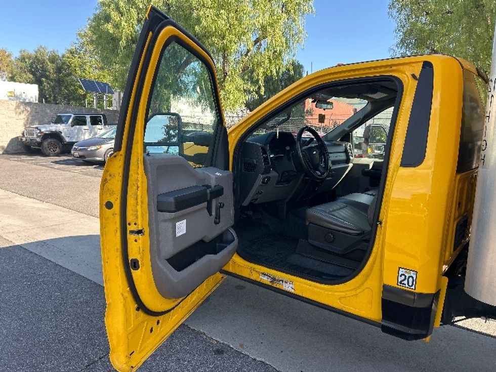 Medium Duty Box Truck-Light and Medium Duty Trucks-Ford-2019-F450-Torrance-CA-111,432\n\t\tmiles-$ 34,500 - Image 16
