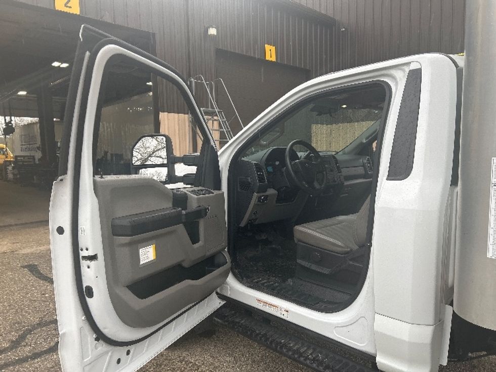 Medium Duty Box Truck-Light and Medium Duty Trucks-Ford-2019-F550-Lansing-MI-81,568\n\t\tmiles-$ 36,000 - Image 17