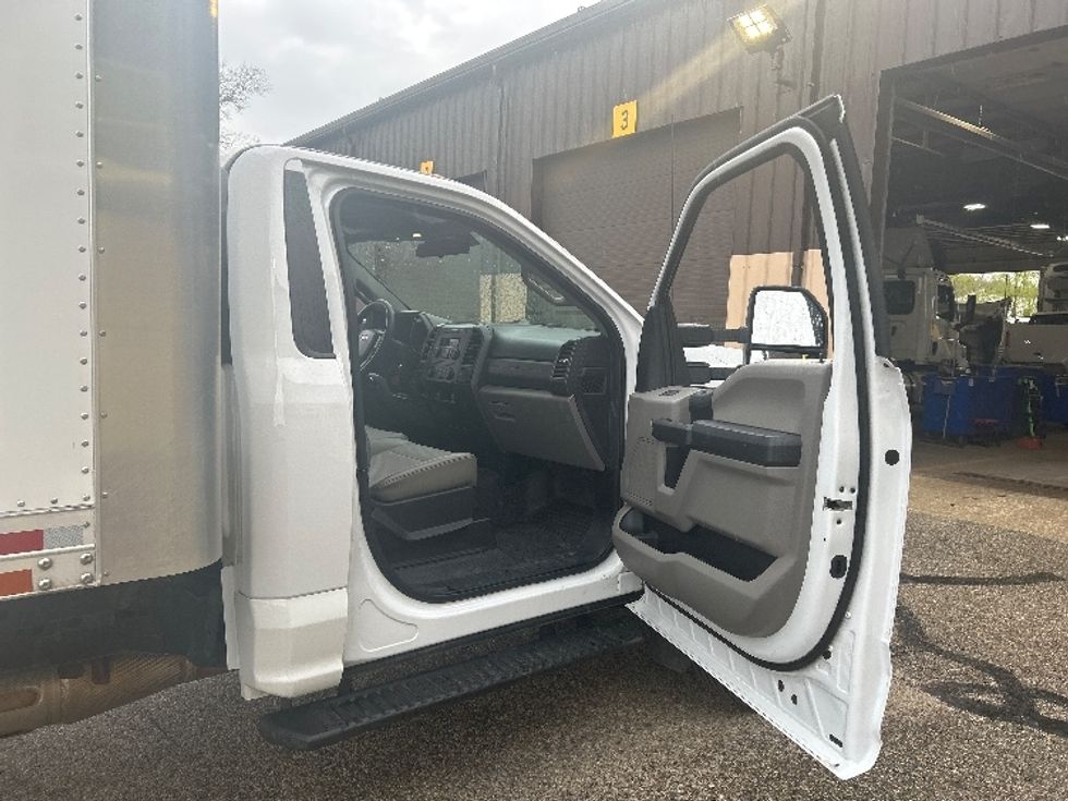 Medium Duty Box Truck-Light and Medium Duty Trucks-Ford-2019-F550-Lansing-MI-81,568\n\t\tmiles-$ 36,000 - Image 19
