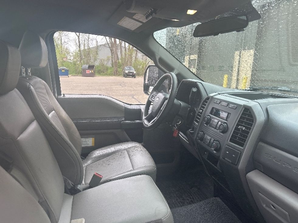 Medium Duty Box Truck-Light and Medium Duty Trucks-Ford-2019-F550-Lansing-MI-81,568\n\t\tmiles-$ 36,000 - Image 21