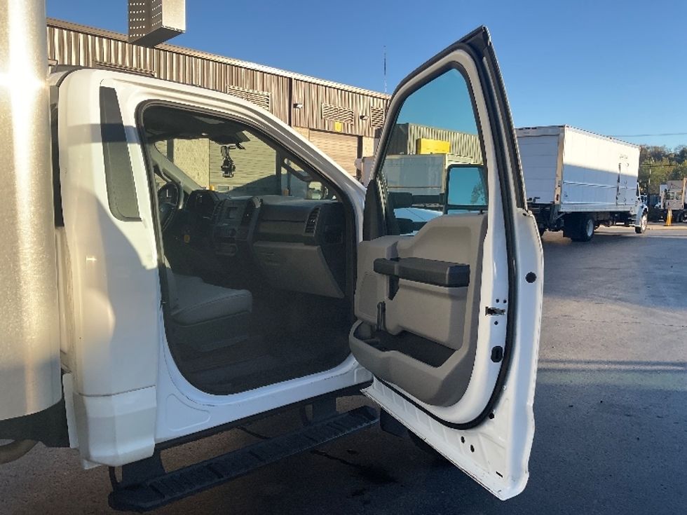 Medium Duty Box Truck-Light and Medium Duty Trucks-Ford-2020-F550-Akron-OH-89,930\n\t\tmiles-$ 33,000 - Image 20