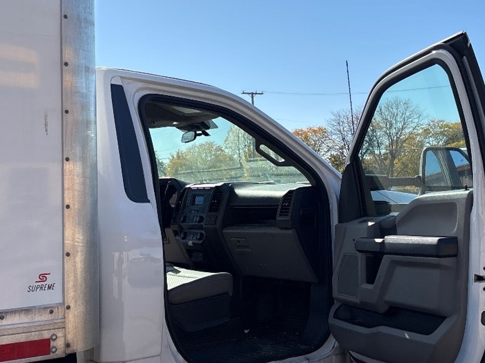 Medium Duty Box Truck-Light and Medium Duty Trucks-Ford-2022-F550-Lansing-MI-199,066\n\t\tmiles-$ 31,750 - Image 19