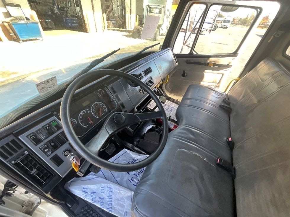 Medium Duty Box Truck-Light and Medium Duty Trucks-Freightliner-2001-FL70-East Chicago-IN-258,348\n\t\tmiles-$ 5,500 - Image 16