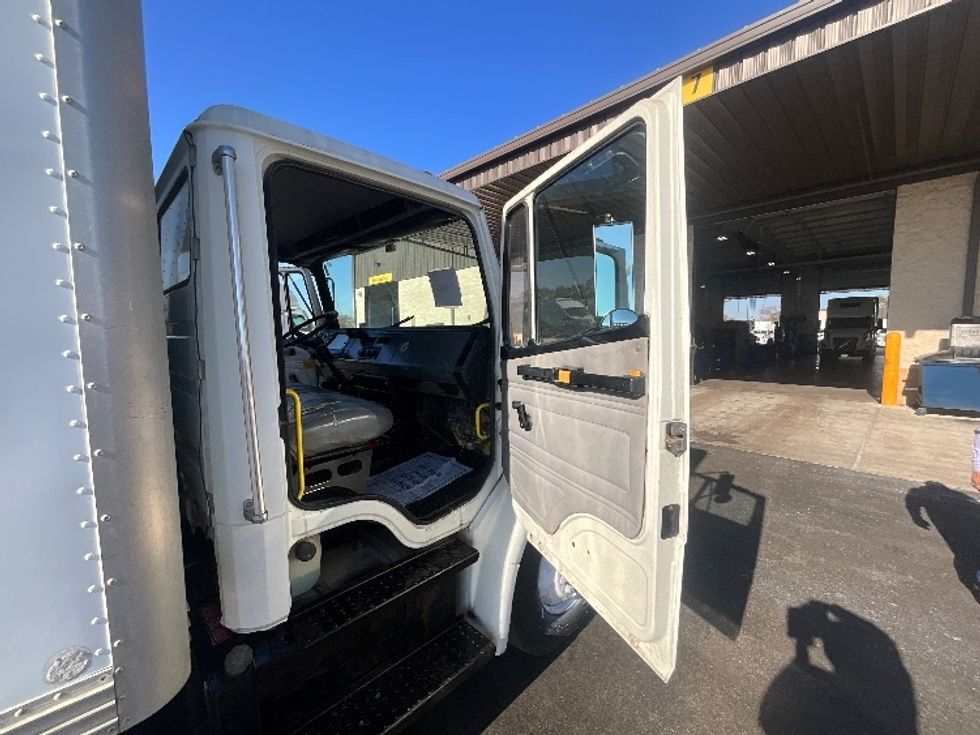 Medium Duty Box Truck-Light and Medium Duty Trucks-Freightliner-2001-FL70-East Chicago-IN-258,348\n\t\tmiles-$ 5,500 - Image 19