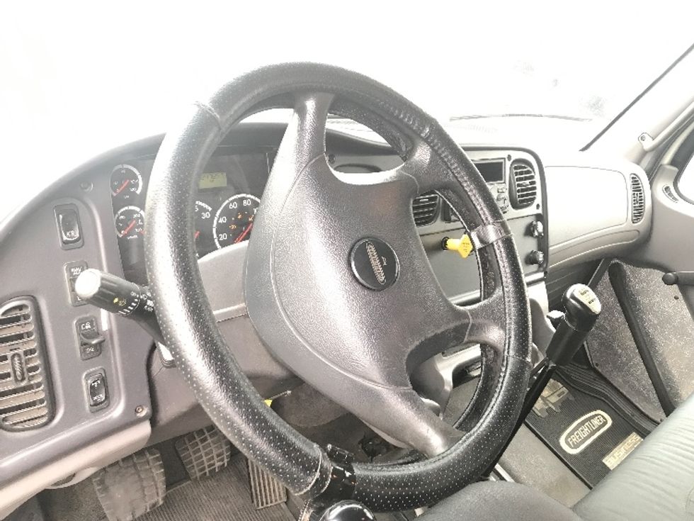 Medium Duty Box Truck-Light and Medium Duty Trucks-Freightliner-2011-M2-Scarborough-ON-424,766\n\t\tkm-$ 17,500 - Image 16