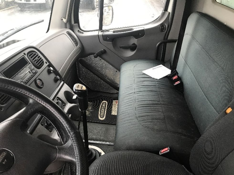 Medium Duty Box Truck-Light and Medium Duty Trucks-Freightliner-2011-M2-Scarborough-ON-424,766\n\t\tkm-$ 17,500 - Image 18