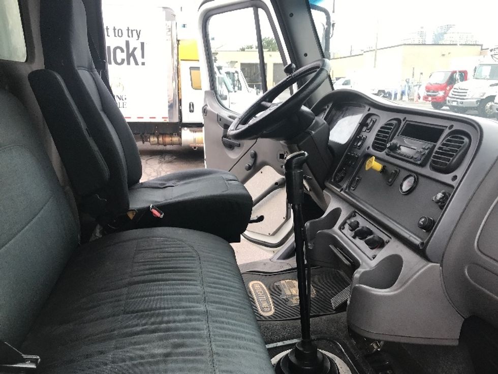 Medium Duty Box Truck-Light and Medium Duty Trucks-Freightliner-2011-M2-Scarborough-ON-424,766\n\t\tkm-$ 17,500 - Image 21