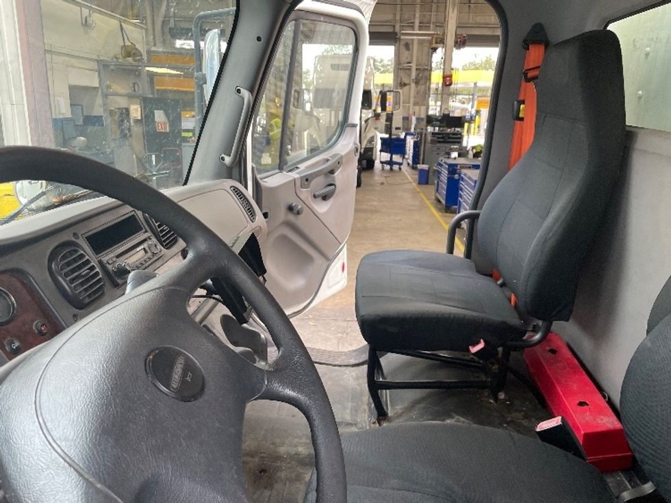 Medium Duty Box Truck-Light and Medium Duty Trucks-Freightliner-2014-M2-Jacksonville-FL-252,302\n\t\tmiles-$ 31,500 - Image 19