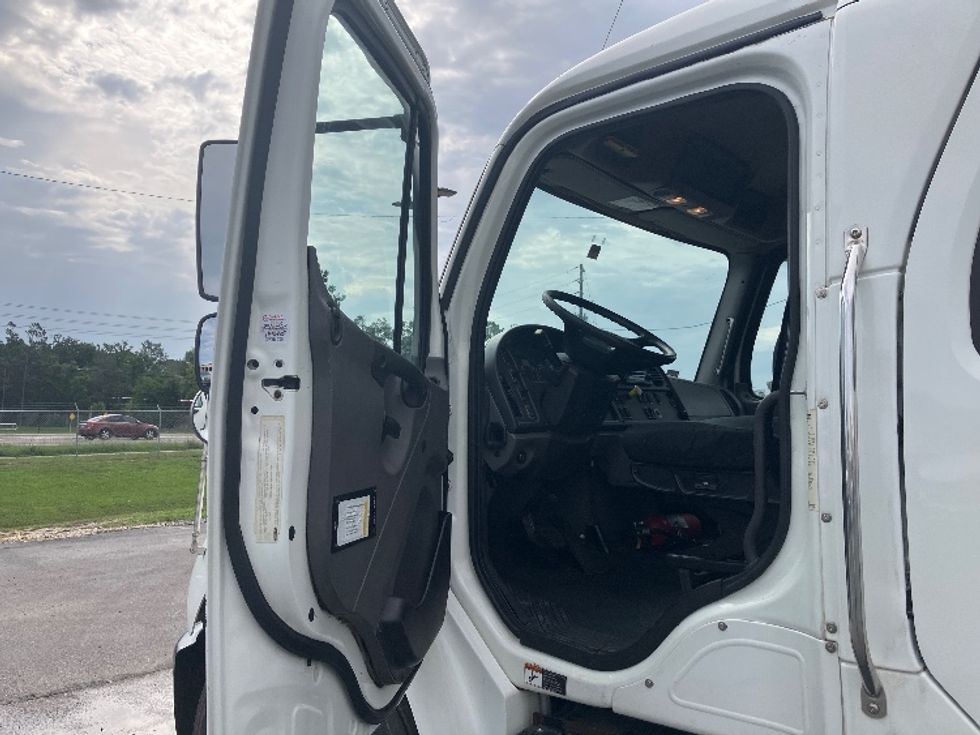 Medium Duty Box Truck-Light and Medium Duty Trucks-Freightliner-2015-M2-Apopka-FL-107,804\n\t\tmiles-$ 55,500 - Image 16